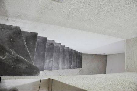 Casa para alugar com 35m², 2 quartos e sem vaga Casa para alugar com 35m², 2 quartos e sem vagaDetalhe - Escada Quartos