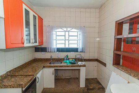 Casa para alugar com 240m², 4 quartos e 4 vagas Casa para alugar com 240m², 4 quartos e 4 vagasCozinha