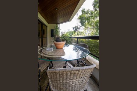 Apartamento à venda com 363m², 6 quartos e 4 vagasVaranda