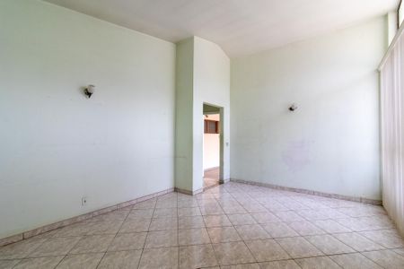Casa à venda com 212m², 4 quartos e 4 vagasSala
