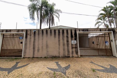 Casa à venda com 212m², 4 quartos e 4 vagasFachada