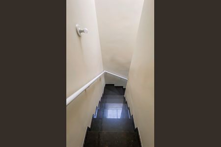 Casa à venda com 80m², 2 quartos e 2 vagas Casa à venda com 80m², 2 quartos e 2 vagasEscada