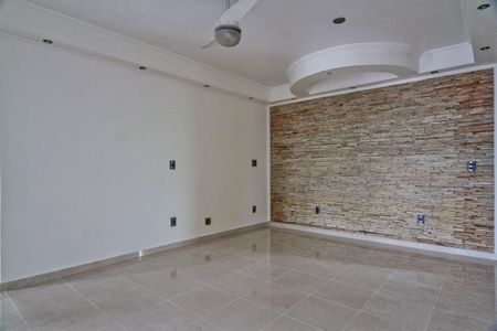 Casa para alugar com 211m², 3 quartos e 2 vagasSala