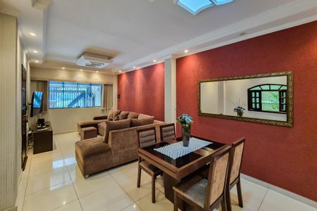 Casa à venda com 213m², 4 quartos e 2 vagas Casa à venda com 213m², 4 quartos e 2 vagasSala