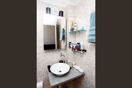 Banheiro de apartamento à venda com 1 quarto, 30m² em Azenha, Porto Alegre