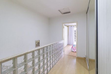 Casa à venda com 184m², 3 quartos e 6 vagas Casa à venda com 184m², 3 quartos e 6 vagasCorredor