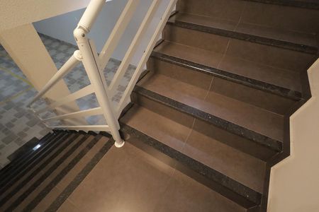 Apartamento à venda com 104m², 2 quartos e 2 vagas Apartamento à venda com 104m², 2 quartos e 2 vagasEscada