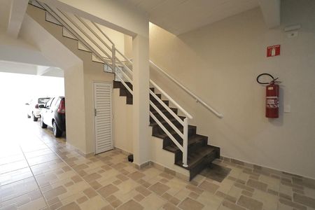 Apartamento à venda com 104m², 2 quartos e 2 vagas Apartamento à venda com 104m², 2 quartos e 2 vagasEscada