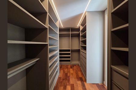 Casa à venda com 550m², 4 quartos e 4 vagasCloset da suíte master