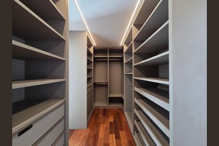 Casa à venda com 550m², 4 quartos e 4 vagasCloset da suíte master