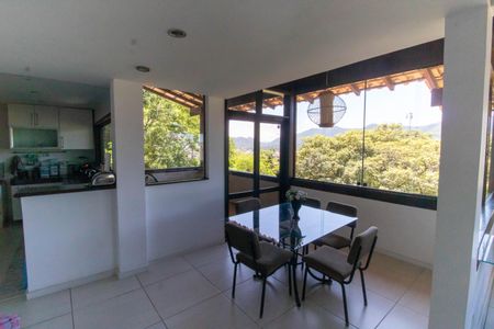 Casa à venda com 193m², 4 quartos e 3 vagas Casa à venda com 193m², 4 quartos e 3 vagasSala