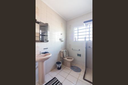 Casa à venda com 131m², 4 quartos e 3 vagasBanheiro 1