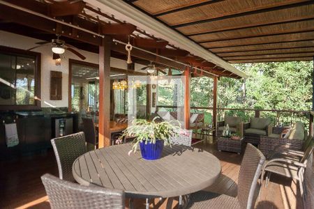 Casa de condomínio à venda com 1000m², 4 quartos e 4 vagas Casa de condomínio à venda com 1000m², 4 quartos e 4 vagasdeck