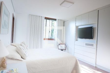 Casa de condomínio à venda com 1000m², 4 quartos e 4 vagas Casa de condomínio à venda com 1000m², 4 quartos e 4 vagassuite 2