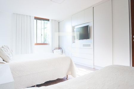 Casa de condomínio à venda com 1000m², 4 quartos e 4 vagas Casa de condomínio à venda com 1000m², 4 quartos e 4 vagassuite 2