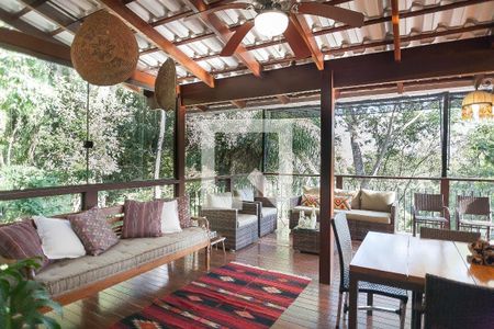 Casa de condomínio à venda com 1000m², 4 quartos e 4 vagas Casa de condomínio à venda com 1000m², 4 quartos e 4 vagasdeck