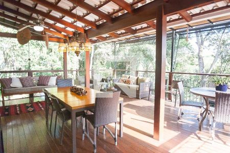 Casa de condomínio à venda com 1000m², 4 quartos e 4 vagas Casa de condomínio à venda com 1000m², 4 quartos e 4 vagasdeck