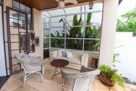 Casa de condomínio à venda com 250m², 4 quartos e 3 vagas