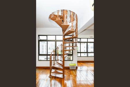 Apartamento à venda com 220m², 3 quartos e 1 vagaEscada