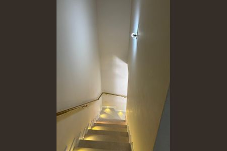 Casa de condomínio para alugar com 147m², 3 quartos e 2 vagasEscada