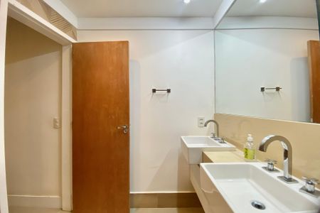 Apartamento para alugar com 140m², 3 quartos e sem vaga Apartamento para alugar com 140m², 3 quartos e sem vagaBanheiro social