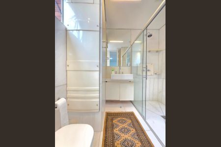 Apartamento à venda com 174m², 2 quartos e 4 vagas Apartamento à venda com 174m², 2 quartos e 4 vagasBanheiro da Suíte 2