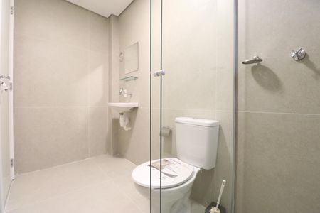 Banheiro de kitnet/studio para alugar com 1 quarto, 26m² em Barra Funda, São Paulo