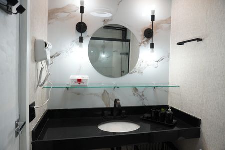 Banheiro de kitnet/studio à venda com 1 quarto, 27m² em República, São Paulo