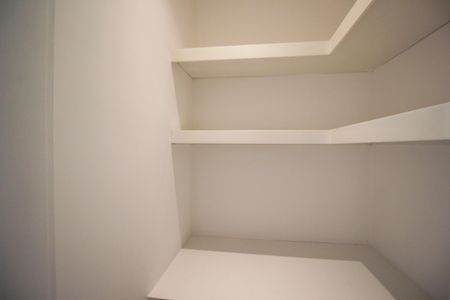 Apartamento à venda com 227m², 4 quartos e 4 vagas Apartamento à venda com 227m², 4 quartos e 4 vagasDispensa