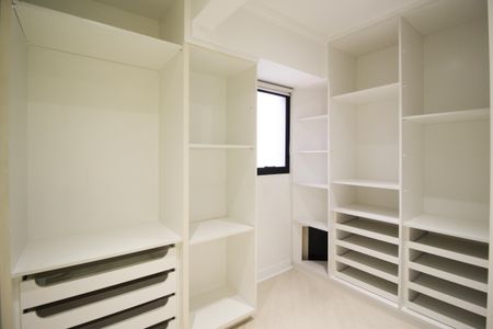 Apartamento à venda com 227m², 4 quartos e 4 vagas Apartamento à venda com 227m², 4 quartos e 4 vagasCloset da Suíte 1