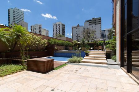 Apartamento à venda com 227m², 4 quartos e 4 vagas Apartamento à venda com 227m², 4 quartos e 4 vagasÁrea comum - Piscina