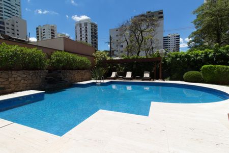 Apartamento à venda com 227m², 4 quartos e 4 vagas Apartamento à venda com 227m², 4 quartos e 4 vagasÁrea comum - Piscina
