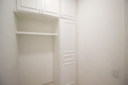 Apartamento à venda com 227m², 4 quartos e 4 vagas Apartamento à venda com 227m², 4 quartos e 4 vagasQuarto de Serviço