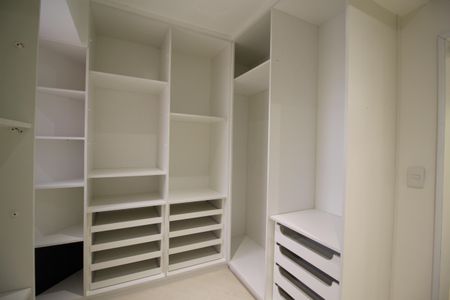 Apartamento à venda com 227m², 4 quartos e 4 vagas Apartamento à venda com 227m², 4 quartos e 4 vagasCloset da Suíte 1