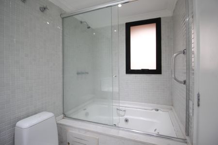 Apartamento à venda com 227m², 4 quartos e 4 vagas Apartamento à venda com 227m², 4 quartos e 4 vagasBanheiro da Suíte 2