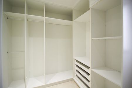 Apartamento à venda com 227m², 4 quartos e 4 vagas Apartamento à venda com 227m², 4 quartos e 4 vagasCloset da Suíte 1