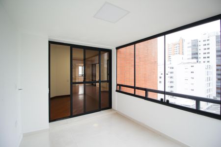 Apartamento à venda com 227m², 4 quartos e 4 vagas Apartamento à venda com 227m², 4 quartos e 4 vagasVaranda da Sala de Jantar