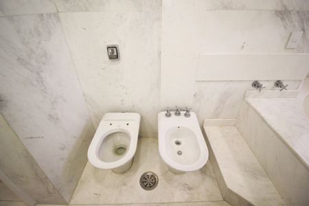 Apartamento à venda com 227m², 4 quartos e 4 vagas Apartamento à venda com 227m², 4 quartos e 4 vagasBanheiro da Suíte 1