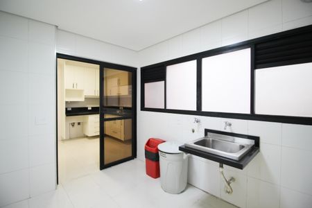 Apartamento à venda com 227m², 4 quartos e 4 vagas Apartamento à venda com 227m², 4 quartos e 4 vagasÁrea de Serviço