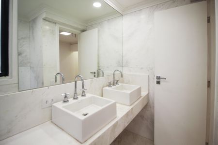 Apartamento à venda com 227m², 4 quartos e 4 vagas Apartamento à venda com 227m², 4 quartos e 4 vagasBanheiro da Suíte 1