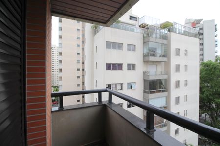 Apartamento à venda com 227m², 4 quartos e 4 vagas Apartamento à venda com 227m², 4 quartos e 4 vagas Varanda da Suíte 2