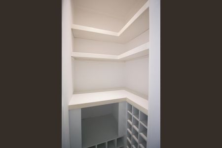 Apartamento à venda com 227m², 4 quartos e 4 vagas Apartamento à venda com 227m², 4 quartos e 4 vagasDispensa