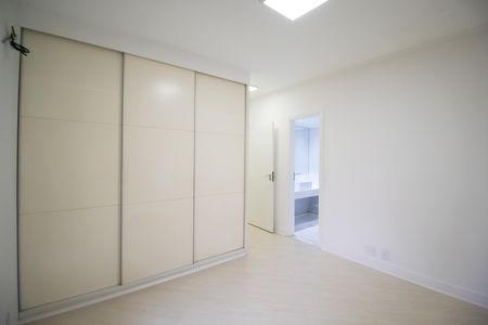 Apartamento à venda com 227m², 4 quartos e 4 vagas Apartamento à venda com 227m², 4 quartos e 4 vagasSuíte 2