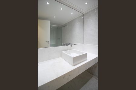 Apartamento à venda com 227m², 4 quartos e 4 vagas Apartamento à venda com 227m², 4 quartos e 4 vagasBanheiro da Suíte 2