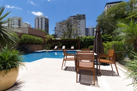 Apartamento à venda com 227m², 4 quartos e 4 vagas Apartamento à venda com 227m², 4 quartos e 4 vagasÁrea comum - Piscina