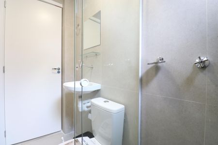 Banheiro de kitnet/studio para alugar com 1 quarto, 20m² em Barra Funda, São Paulo