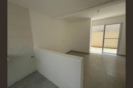 Sala de casa de condomínio para alugar com 2 quartos, 58m² em Caucaia do Alto, Cotia