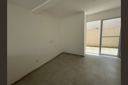 Sala de casa de condomínio para alugar com 2 quartos, 58m² em Caucaia do Alto, Cotia
