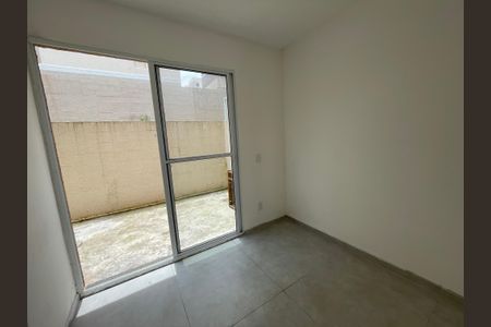 Sala de casa de condomínio para alugar com 2 quartos, 58m² em Caucaia do Alto, Cotia