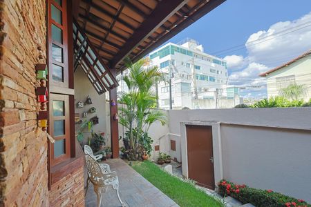Casa à venda com 310m², 4 quartos e 4 vagas